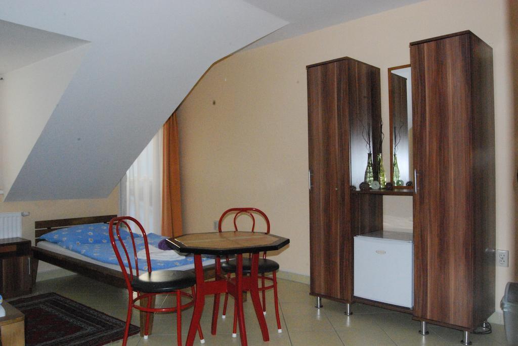 Karavan Panzio Hotel Kecskemet Ngoại thất bức ảnh