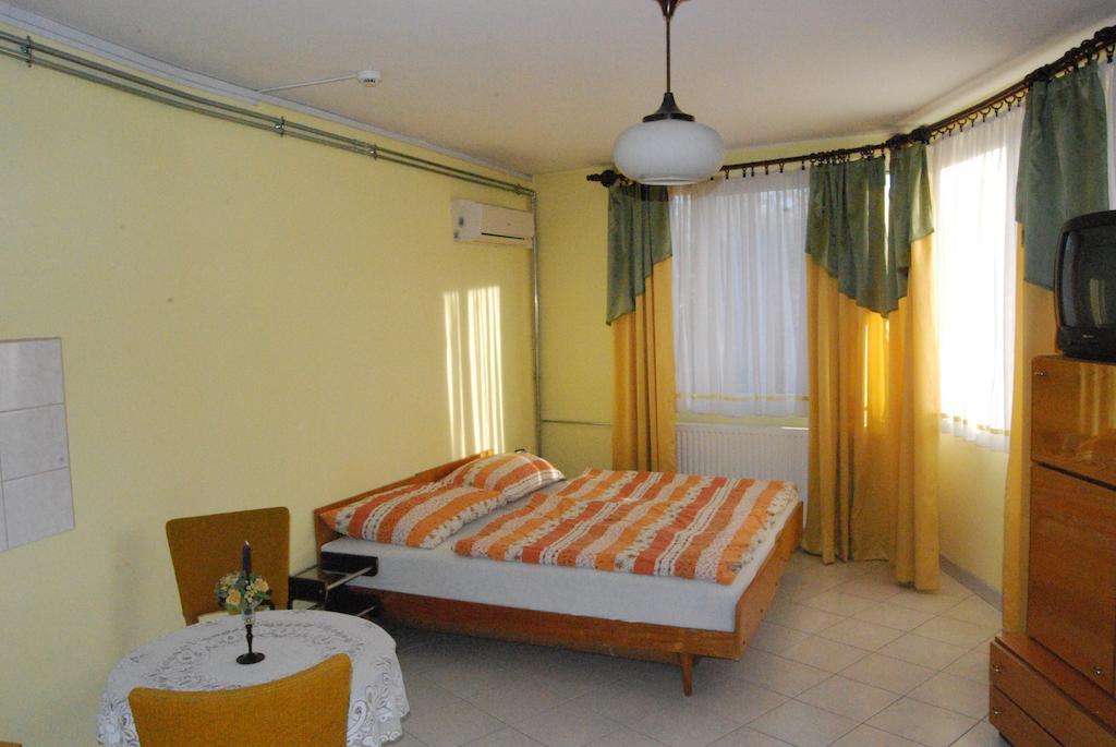 Karavan Panzio Hotel Kecskemet Phòng bức ảnh